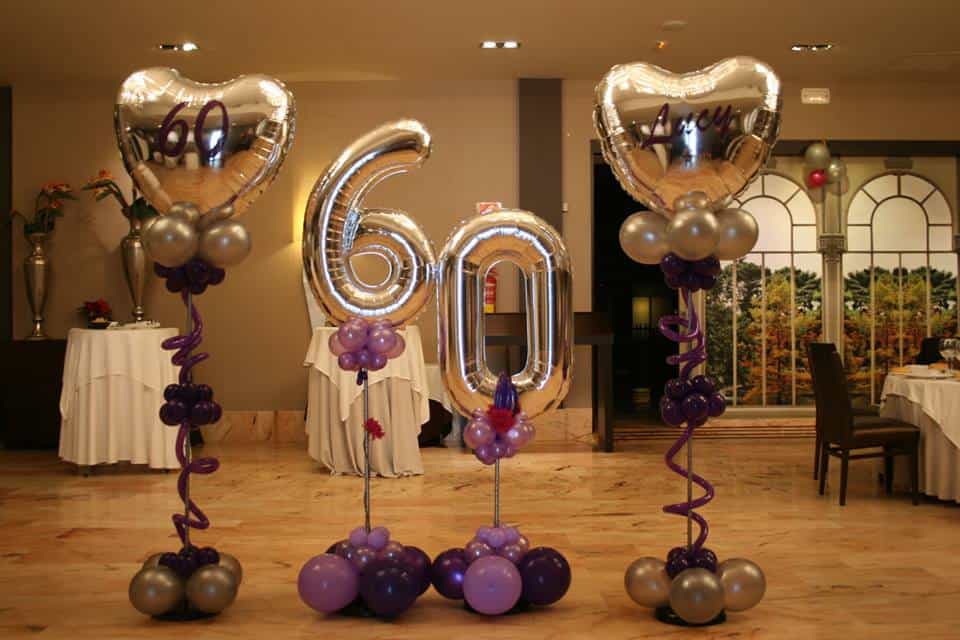 fiesta de cumpleanos con globos de numero 60