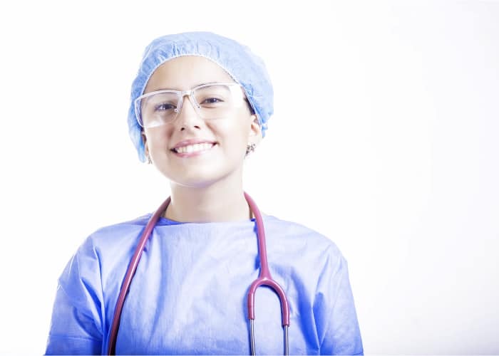 enfermera sonriente llevando el uniforme sanitario correspondiente