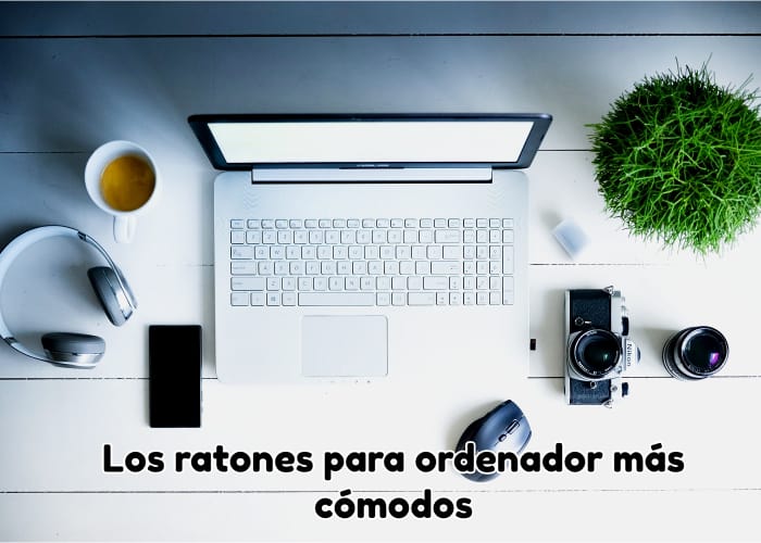 raton-de-ordenador-al-lado-de-un-portatil